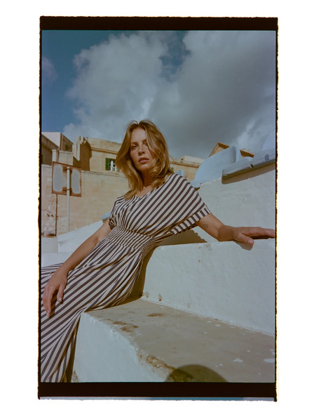 Moodo Šaty z viskózy v pruhoch tmavo modré Moodo