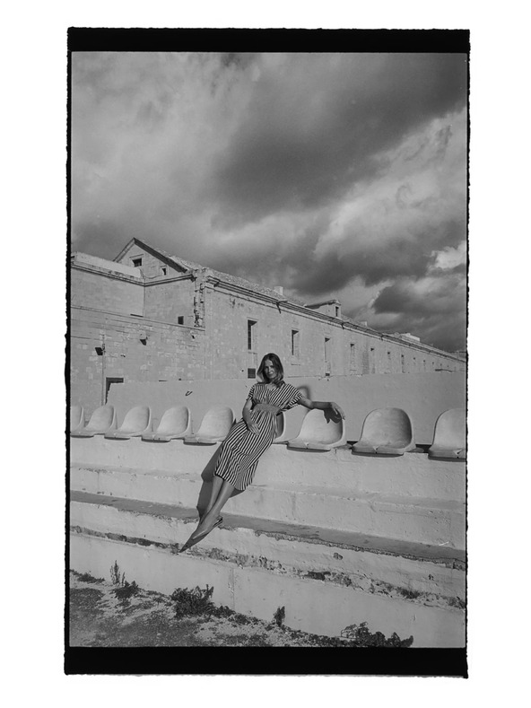 Moodo Šaty z viskózy v pruhoch tmavo modré Moodo