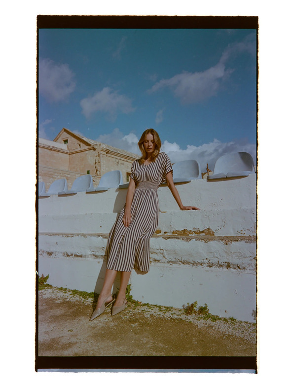 Moodo Šaty z viskózy v pruhoch tmavo modré Moodo