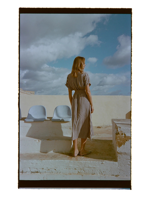 Moodo Šaty z viskózy v pruhoch tmavo modré Moodo