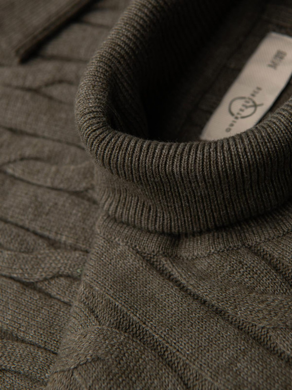 Ombre Clothing Pánsky sveter s rolákom a kockovanou väzbou - olivový V2 OM-SWTN-0157 Ombre Clothing