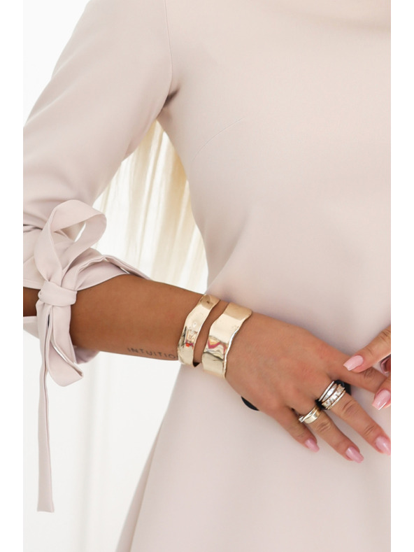 numoco ALICE Lichobežníkové mini šaty s mašľou a viazanými rukávmi - béžové