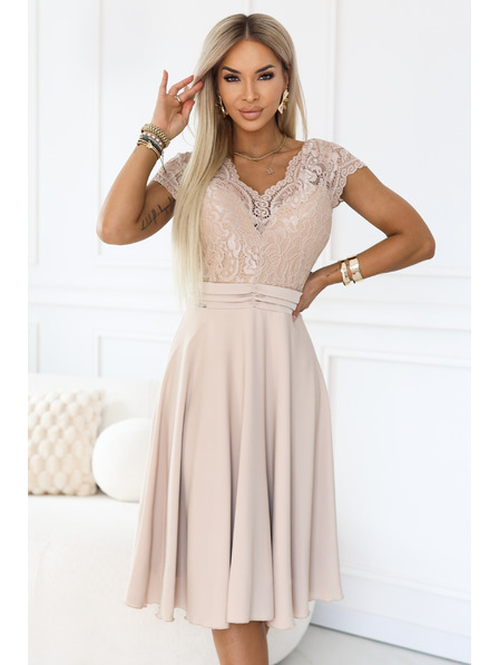 numoco LINDA Šifónové vzdušné šaty s čipkovaným výstrihom - béžové