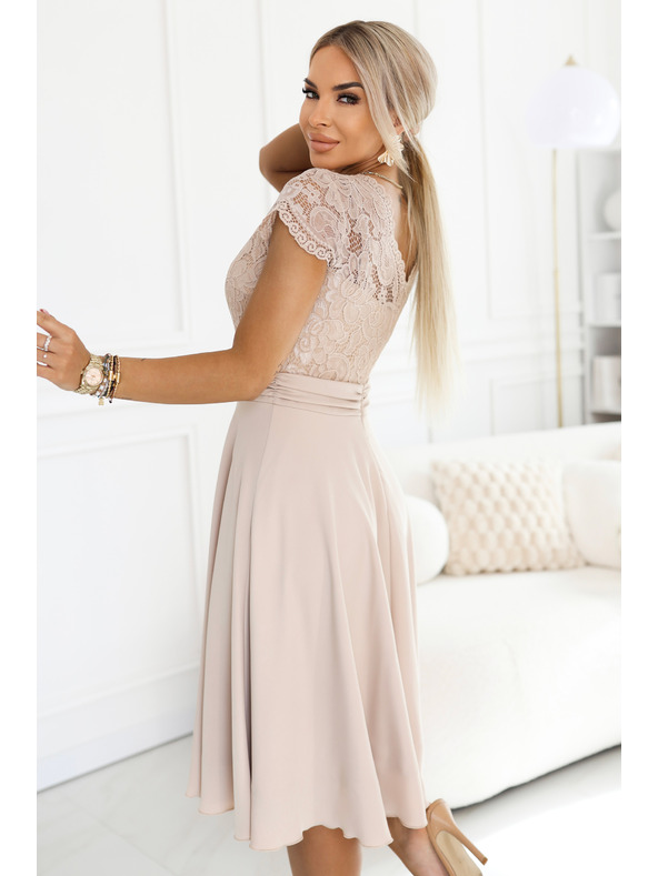 numoco LINDA Šifónové vzdušné šaty s čipkovaným výstrihom - béžové