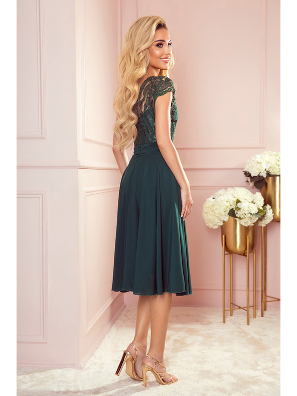 numoco Šifónové šaty s čipkovým výstrihom - zelené Numoco LINDA