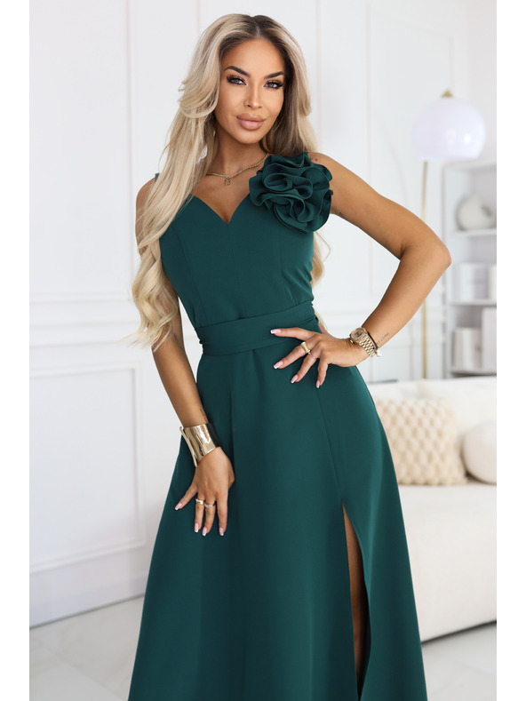 numoco Romantické maxi šaty s kvetinou na rameni a rozparkom - fľašková zeleň