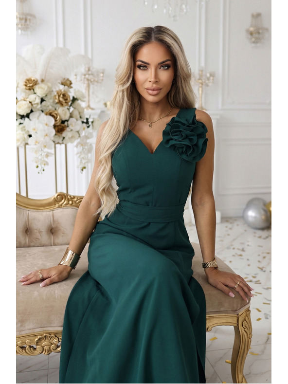 numoco Romantické maxi šaty s kvetinou na rameni a rozparkom - fľašková zeleň