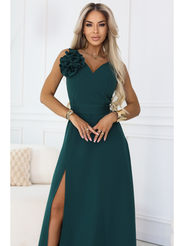 numoco Romantické maxi šaty s kvetinou na rameni a rozparkom - fľašková zeleň