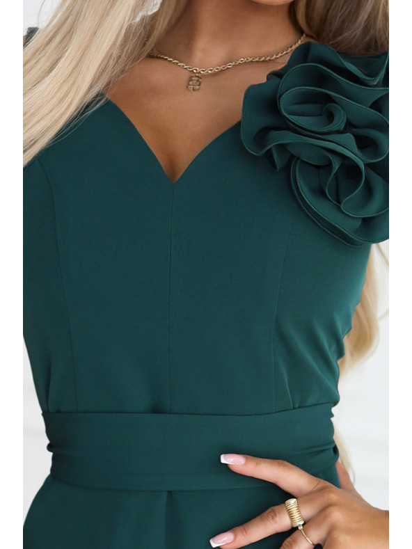 numoco Romantické maxi šaty s kvetinou na rameni a rozparkom - fľašková zeleň