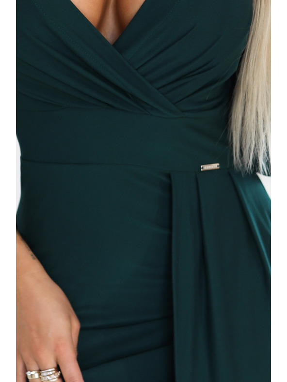 numoco Elegantné dlhé šaty s obálkovým výstrihom a rozparkom - fľašková zeleň