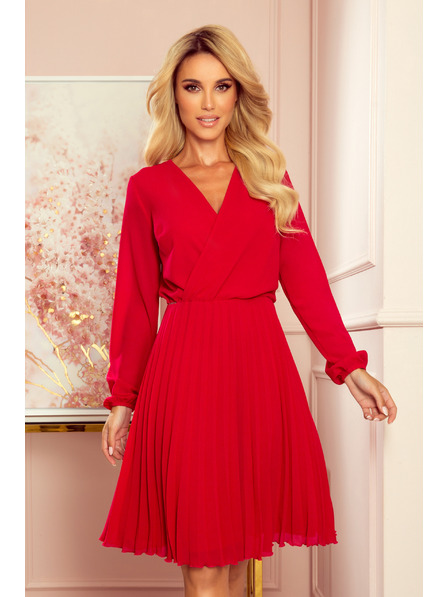 numoco ISABELLE Plisované šaty s výstrihom a dlhým rukávom - Červené