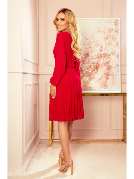 numoco ISABELLE Plisované šaty s výstrihom a dlhým rukávom - Červené