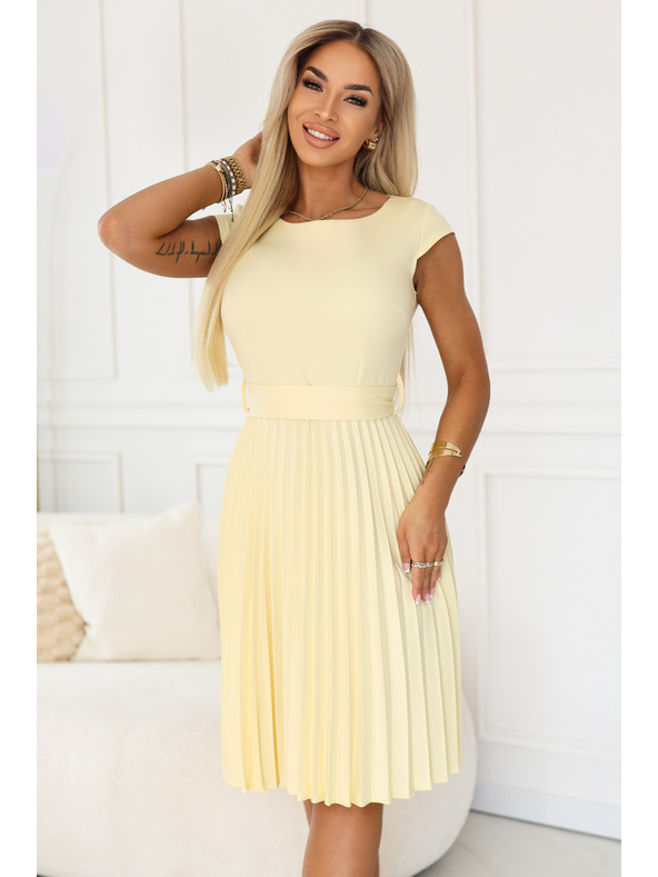 numoco LILA Klasické plisované šaty s krátkym rukávom a páskom - maslivožltá