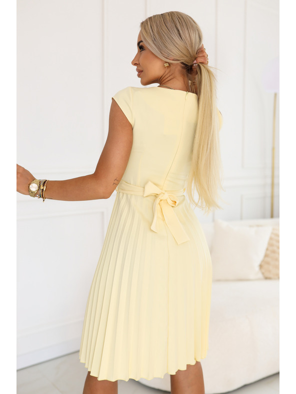 numoco LILA Klasické plisované šaty s krátkym rukávom a páskom - maslivožltá
