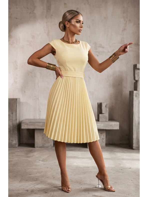 numoco LILA Klasické plisované šaty s krátkym rukávom a páskom - maslivožltá