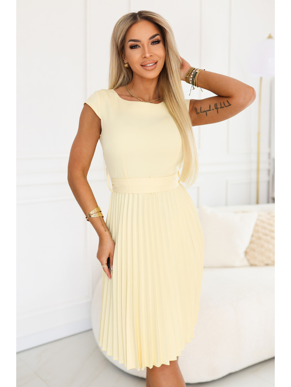 numoco LILA Klasické plisované šaty s krátkym rukávom a páskom - maslivožltá