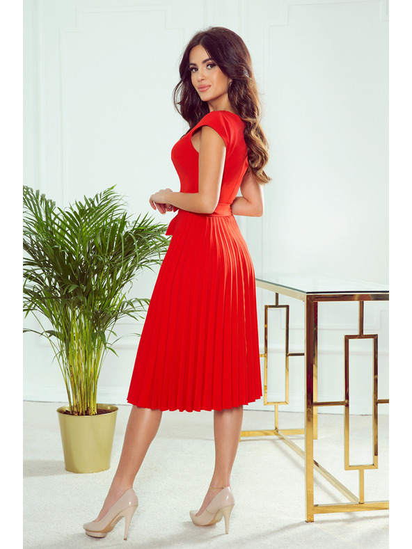 numoco Plisované šaty s krátkymi rukávmi - červené Numoco LILA