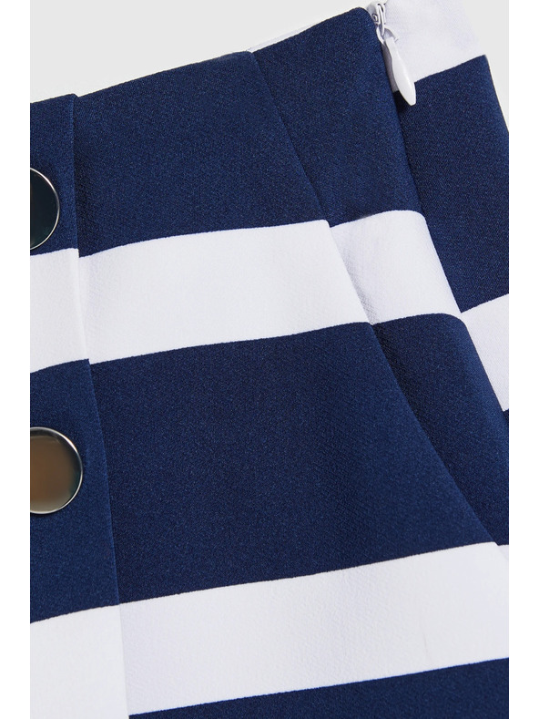 Moodo Šortky s pruhmi námorníckej modrej farby Moodo