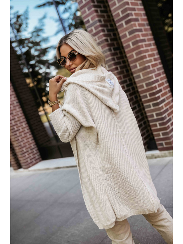 numoco basic Pohodlný oversized kardigan s kapucňou a štýlovou nášivkou - béžový