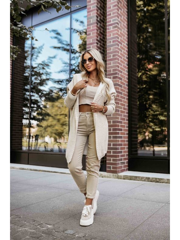 numoco basic Pohodlný oversized kardigan s kapucňou a štýlovou nášivkou - béžový