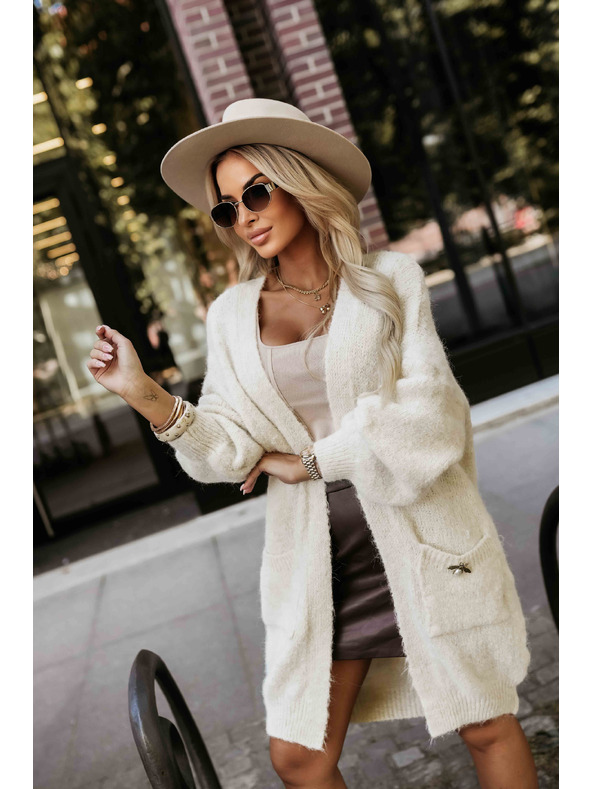numoco basic Módny oversized kardigan s ozdobnou brošňou a praktickými vreckami - béžový