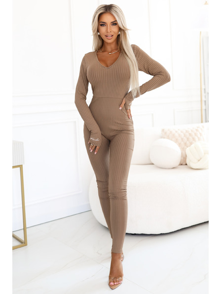 Kocula Pohodlný a elegantný žebrovaný dámsky overal s výstrihom - mocha mousse