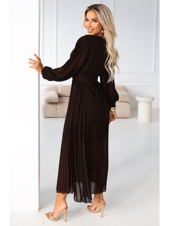 numoco basic KLARA Elegantné skladané midi šaty s pásom a výstrihom - čokoládová