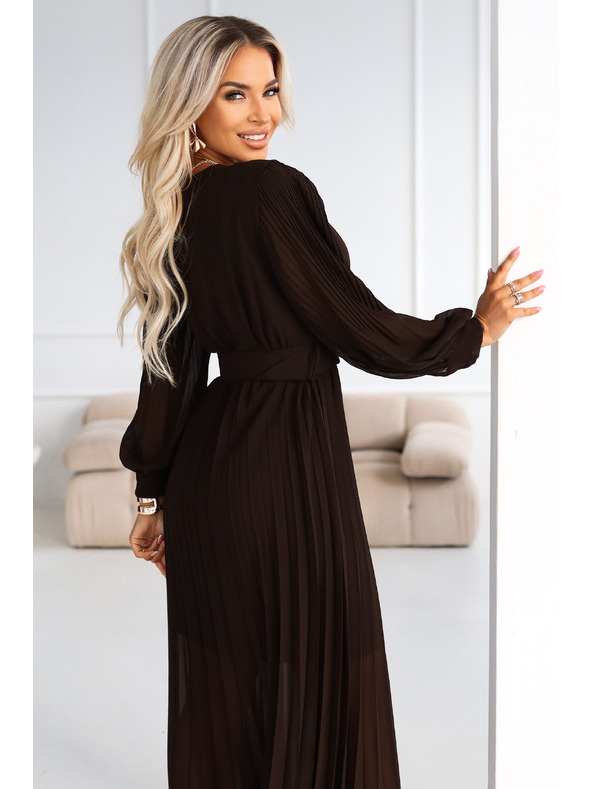 numoco basic KLARA Elegantné skladané midi šaty s pásom a výstrihom - čokoládová