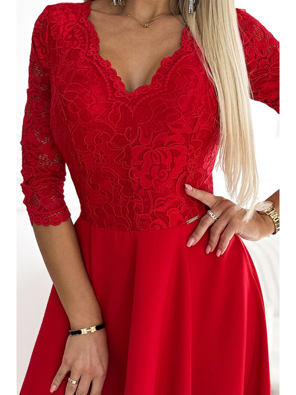 numoco Elegantné čipkované dlhé šaty s výstrihom a rozparkom na nohách - červené Numoco AMBER