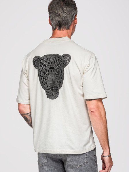 Ombre Clothing Pánske tričko voľného strihu so strieborno-čiernou aplikáciou pantera z flitrů a korálkov na chrbte – zlomená biela V2 OM-TSCT-0279 Ombre Clothing