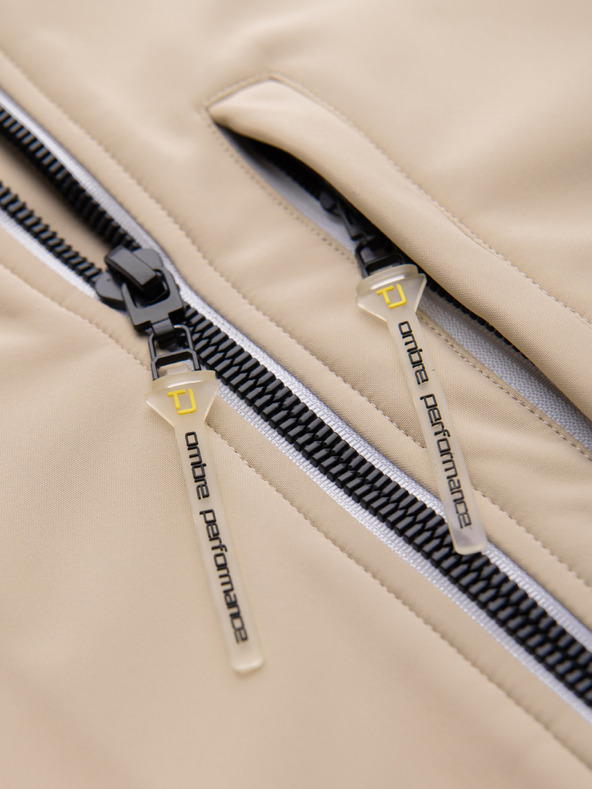 Ombre Clothing Pánska bunda SOFTSHELL s fleecovou podšívkou a kapucňou – piesková V4 OM-JANP-0292 Ombre Clothing